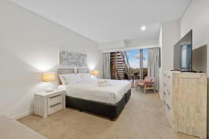 Katil atau katil-katil dalam bilik di Penthouse with Rooftop and Spa - 3 BR Bali Resort in Kingscliff 1324 +25 gambar