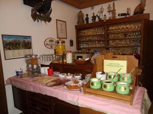 - une table avec un buffet de plats dans l'établissement Hotel-Garni Kaiserhof, à Rauris