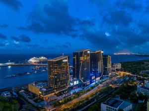 宝山区上海伊敦康得思酒店Cordis Shanghai Seaworld的夜空,有游船