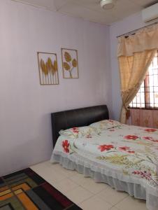 チャンルーンにあるChanglun Zaida Homestayの毛布がかけられたベッドのある寝室