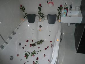 a bath tub with flowers on it with a sink at Esperando in Maroni
