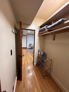 Studio- Steps from Stanford & Close to Everything!的休息区