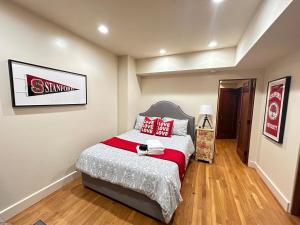 帕罗奥多Studio- Steps from Stanford & Close to Everything!的一间卧室，床上有红色枕头