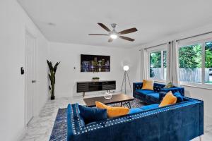 Χώρος καθιστικού στο Waterfront House - Solar Heated Pool, Arcade Games