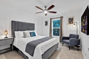 Ένα ή περισσότερα κρεβάτια σε δωμάτιο στο Waterfront House - Solar Heated Pool, Arcade Games +67 φωτογραφίες