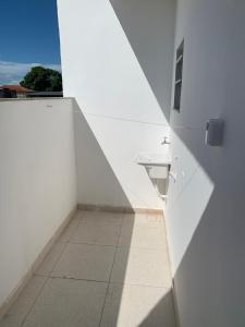 a bathroom with a sink in a white wall at Loft ROMA para Casais, em Iguaba Grande, 3 Pessoas, 150 metros da praia in Iguaba Grande