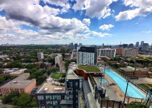 vista sulla città con piscina di cozy room in a shared 2bedrooms condo a Toronto