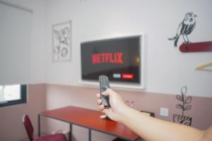 TV a/nebo společenská místnost v ubytování Kotta GO Hotel Tegal + 15 fotografií