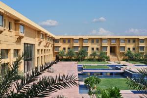 Bazén v ubytování Jaisalmer Marriott Resort & Spa nebo v jeho okolí