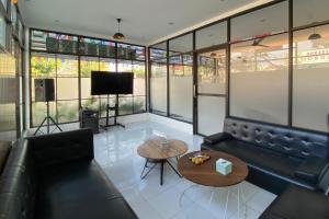 a living room with a couch and a table at Urbanview Trunojoyo Homestay Banyuwangi by RedDoorz in Banyuwangi