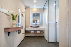 Xiyou Hotel Xi'an City Wall Branch禧又HOTEL的一间浴室