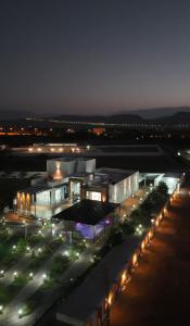 un edificio con muchas luces delante de él en Almaas rooms, en Al Fala