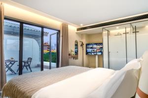 西安Xiyou Hotel Xi'an City Wall Branch禧又HOTEL的一间带大床的卧室和一个阳台