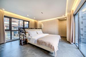 Xiyou Hotel Xi'an City Wall Branch禧又HOTEL客房内的一张或多张床位