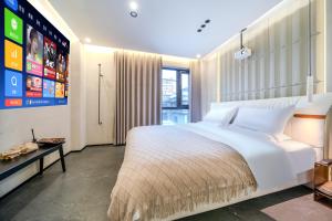 Xiyou Hotel Xi'an City Wall Branch禧又HOTEL客房内的一张或多张床位