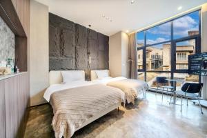 西安Xiyou Hotel Xi'an City Wall Branch禧又HOTEL的一间带大床和大窗户的卧室