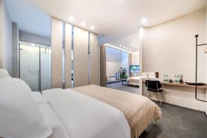 Xiyou Hotel Xi'an City Wall Branch禧又HOTEL客房内的一张或多张床位