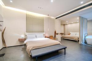 Xiyou Hotel Xi'an City Wall Branch禧又HOTEL客房内的一张或多张床位