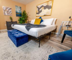 Ένα ή περισσότερα κρεβάτια σε δωμάτιο στο Artsy Getaway With Vibrant Design Flair