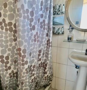 Ένα μπάνιο στο Casa en condominio con playa privada a dos horas de Santiago