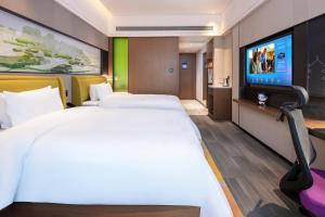 TV a/nebo společenská místnost v ubytování Hampton by Hilton Zhangjiajie Tianmen Mountain