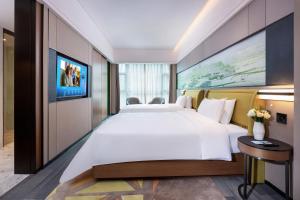 Postel nebo postele na pokoji v ubytování Hampton by Hilton Zhangjiajie Tianmen Mountain