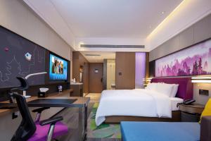 TV a/nebo společenská místnost v ubytování Hampton by Hilton Zhangjiajie Tianmen Mountain
