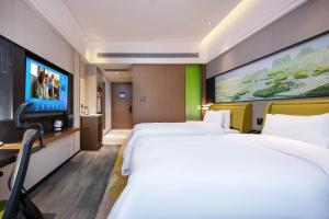 TV a/nebo společenská místnost v ubytování Hampton by Hilton Zhangjiajie Tianmen Mountain