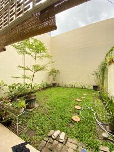a backyard with a garden with grass and trees at Villa Lisha Orolas in Blimbing