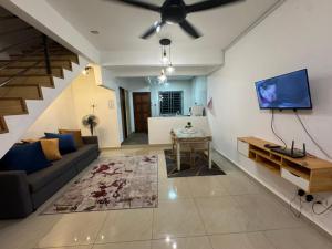 Televizorius ir (arba) pramogų centras apgyvendinimo įstaigoje 3BR House near Toll Yong peng