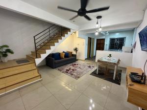 Svetainės erdvė apgyvendinimo įstaigoje 3BR House near Toll Yong peng