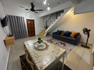 Svetainės erdvė apgyvendinimo įstaigoje 3BR House near Toll Yong peng