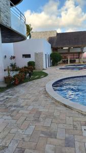 Piscine de l'établissement Duplex Mirante dos Golfinhos ou située à proximité