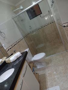 Salle de bains dans l'établissement Duplex Mirante dos Golfinhos 6 autres photos