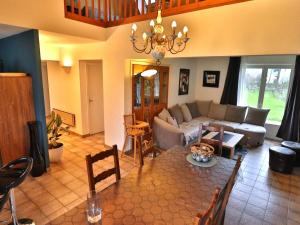 ein Wohnzimmer mit Couch und Tisch in der Unterkunft Maison confortable 3 chambres, jardin, proche plages & bourg, WiFi, parking - FR-1-813-15 in Groix