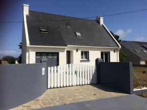 ein weißes Haus mit einem weißen Gartenzaun in der Unterkunft Maison confortable 3 chambres, jardin, proche plages & bourg, WiFi, parking - FR-1-813-15 in Groix