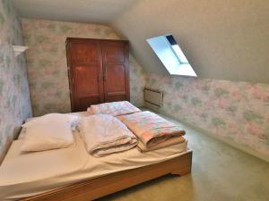 ein Schlafzimmer mit einem Bett mit Handtüchern darauf in der Unterkunft Maison confortable 3 chambres, jardin, proche plages & bourg, WiFi, parking - FR-1-813-15 in Groix