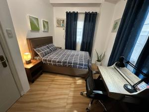 宿务Villa 2, Apple One Banawa Heights的一间卧室，配有一张床、一张书桌和一张桌子