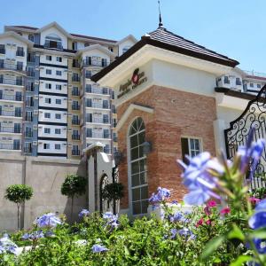 宿务Villa 2, Apple One Banawa Heights的一座大型公寓楼,前面有鲜花