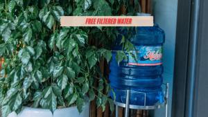 een fles water met een bordje waarop staat: brandwondenwater bij Phong Nha Garden House in Phong Nha