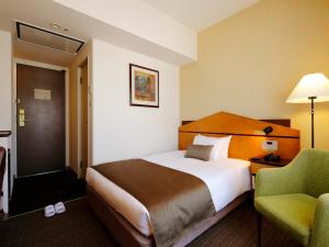 Uma cama ou camas num quarto em Hotel Resol Gifu