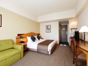 Uma cama ou camas num quarto em Hotel Resol Gifu