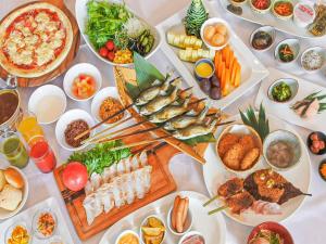 uma mesa com muitos pratos de comida em Hotel Resol Gifu em Gifu