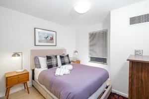 Ein Bett oder Betten in einem Zimmer der Unterkunft Furnished Apartment in Downtown