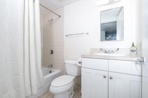 Ein Badezimmer in der Unterkunft Furnished Apartment in Downtown