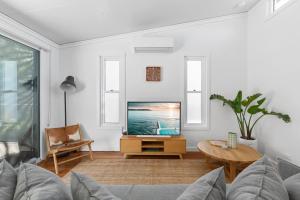 TV a/nebo společenská místnost v ubytování Relaxing 2-Bed Home Close to Beaches and Parks + 7 fotografií