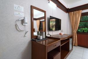 a room with a desk with a mirror and a mirror at Asia Divers Resort in Ko Tao
