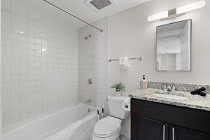 Ein Badezimmer in der Unterkunft Furnished Apartment in Downtown