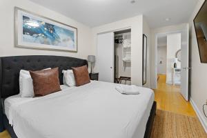 Ein Bett oder Betten in einem Zimmer der Unterkunft Furnished Apartment in Downtown