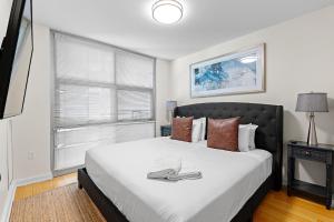 Ein Bett oder Betten in einem Zimmer der Unterkunft Furnished Apartment in Downtown